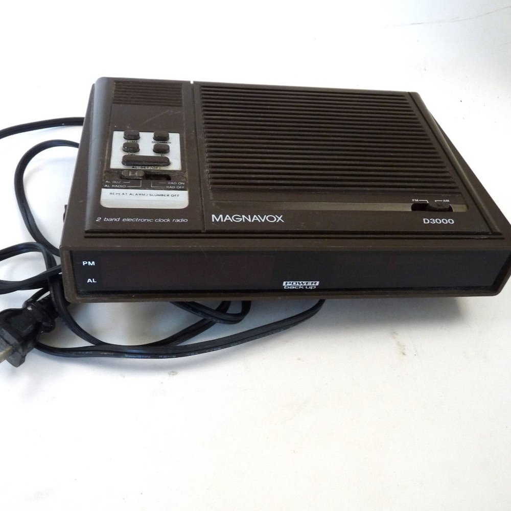 Vintage Magnavox D3000 clock radio 2 band electric